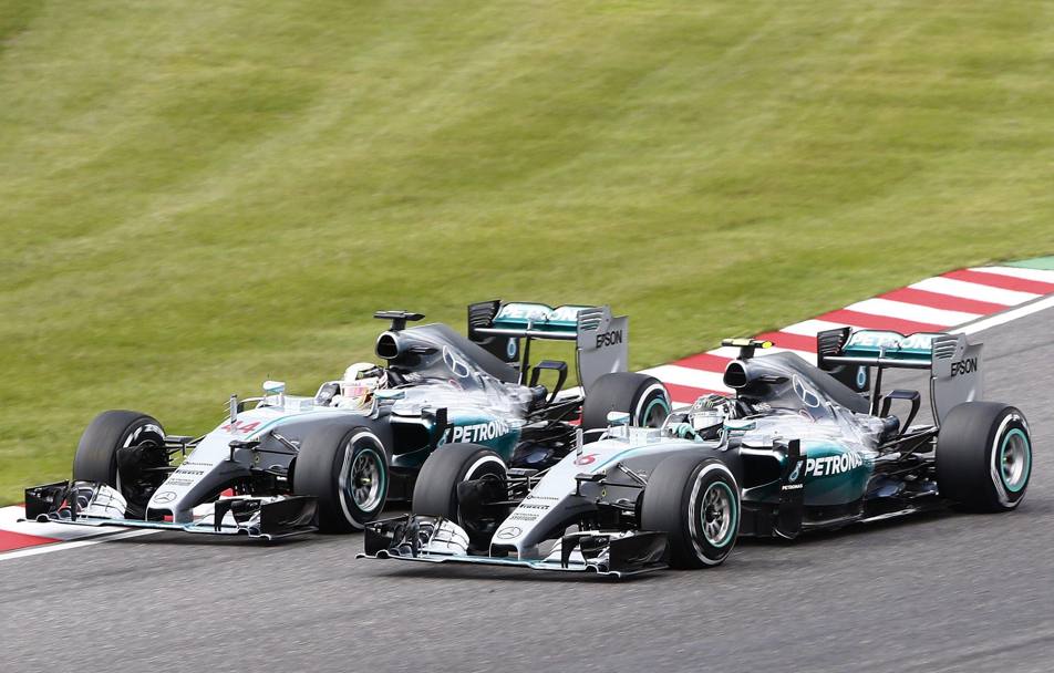Il corpo a corpo tra Hamilton e Rosberg al via. Reuters
